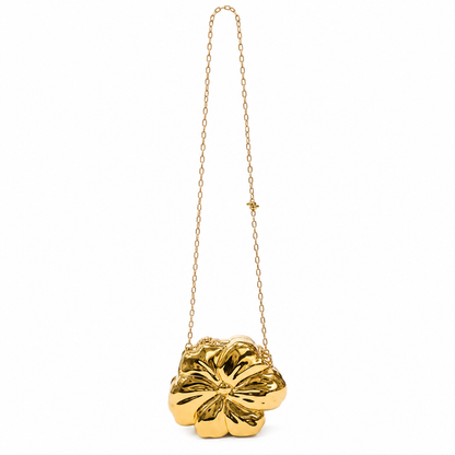 Bolso clutch dorado con diseño floral y cadena larga.