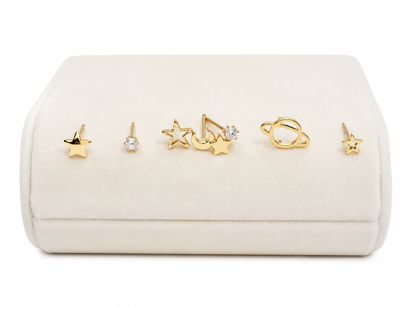 Set de aretes con diseño de estrellas, planeta y circonitas color dorado.