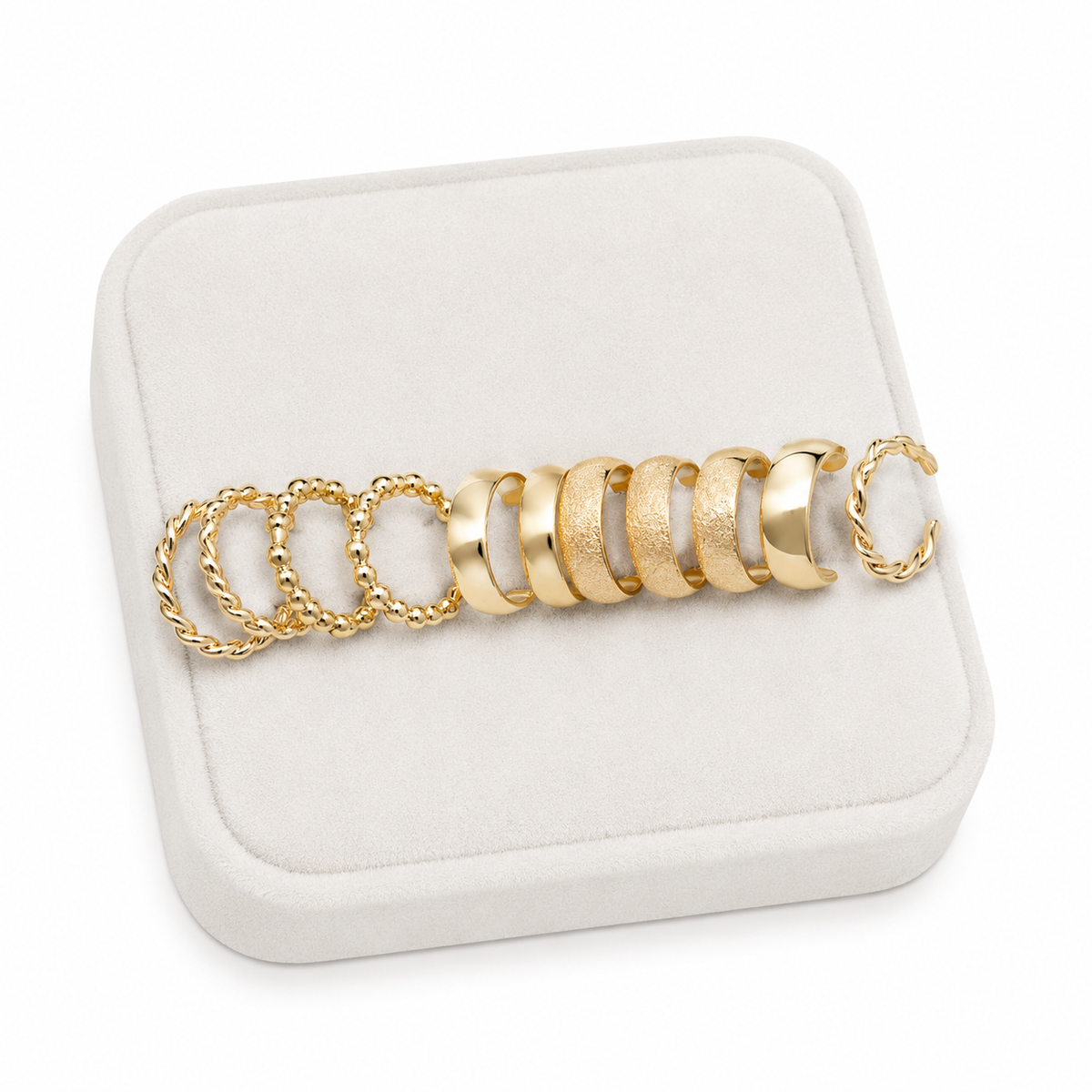 Set de aretes dorados con diseños variados.