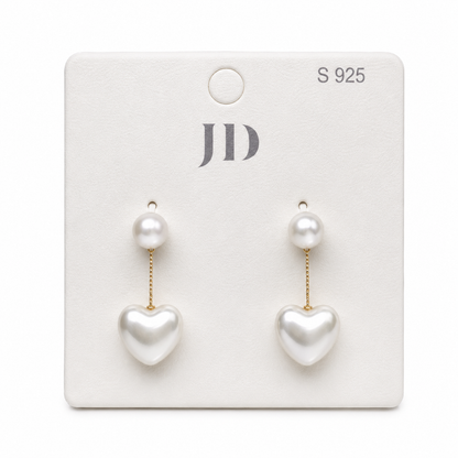 Aretes colgantes con corazones blancos y diseño elegante.