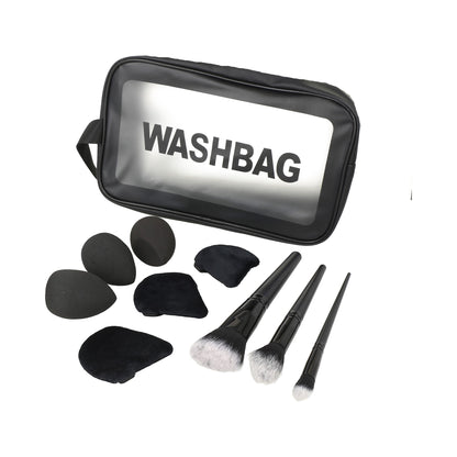 juego de brochas y esponjas de maquillaje con una bolsa de aseo transparente.