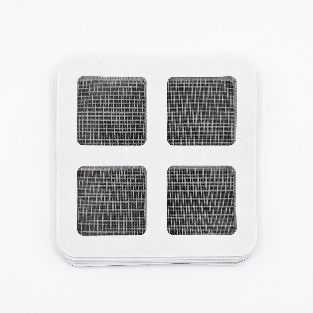 Pack de 12 filtros desechables diseñados para colocarse sobre las rejillas de drenaje en baños.