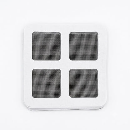 Pack de 12 filtros desechables diseñados para colocarse sobre las rejillas de drenaje en baños.
