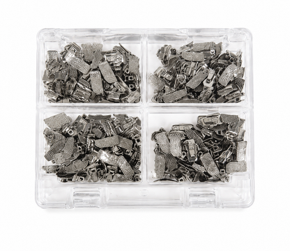Caja organizadora con ganchos metálicos para brackets de ortodoncia.