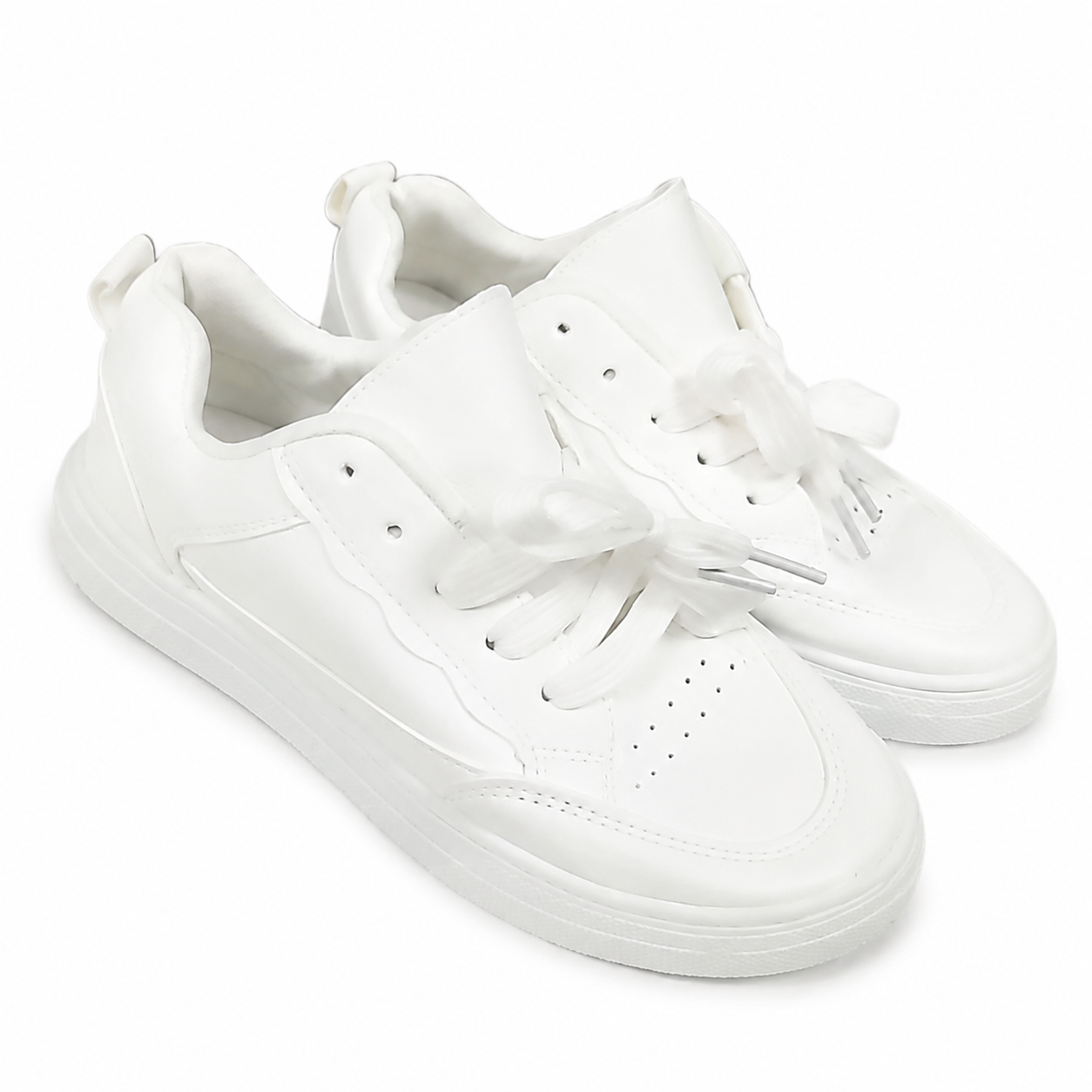 Tenis deportivos blancos de perfil bajo con cordones, talla 37.