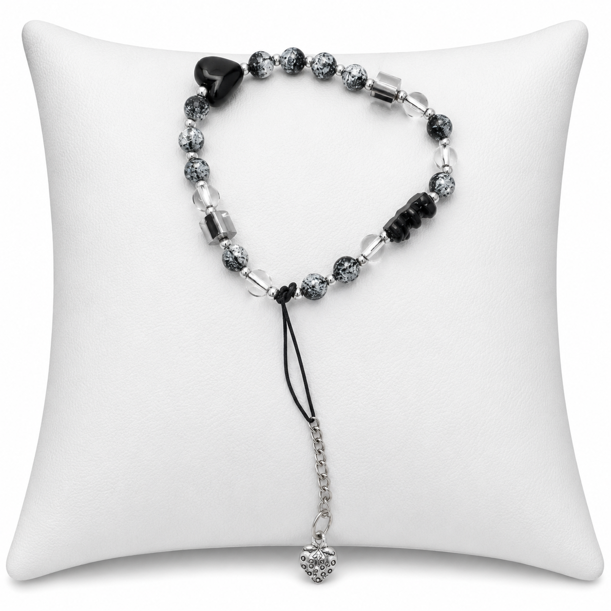 Pulsera de Cuentas Decorativas con Dije de Corazón Plateado.