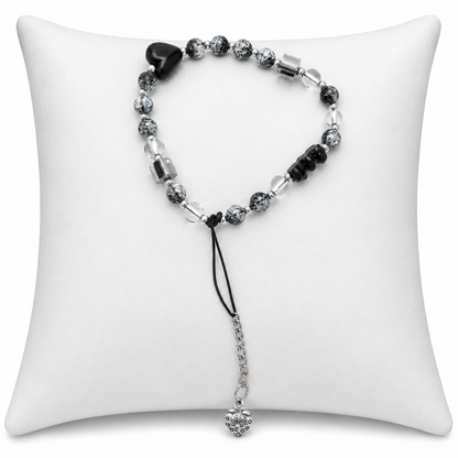 Pulsera de Cuentas Decorativas con Dije de Corazón Plateado.
