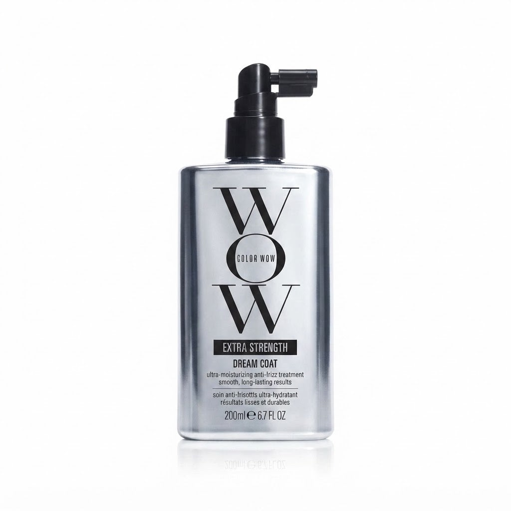Tratamiento capilar anti-frizz Color  en una botella plateada con bomba negra.