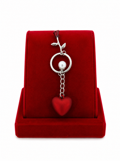 Llavero Colgante con Corazón Rojo y Detalle de Rosa Decorativa.