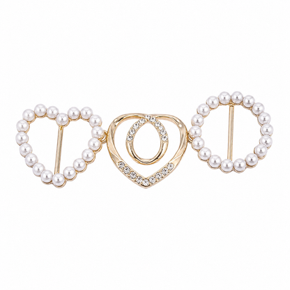 Broche Decorativo Dorado con Corazones, Perlas Blancas y Detalles Brillantes.