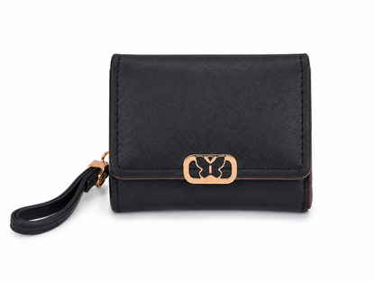 Cartera compacta negra con broche decorativo dorado y correa de muñeca.
