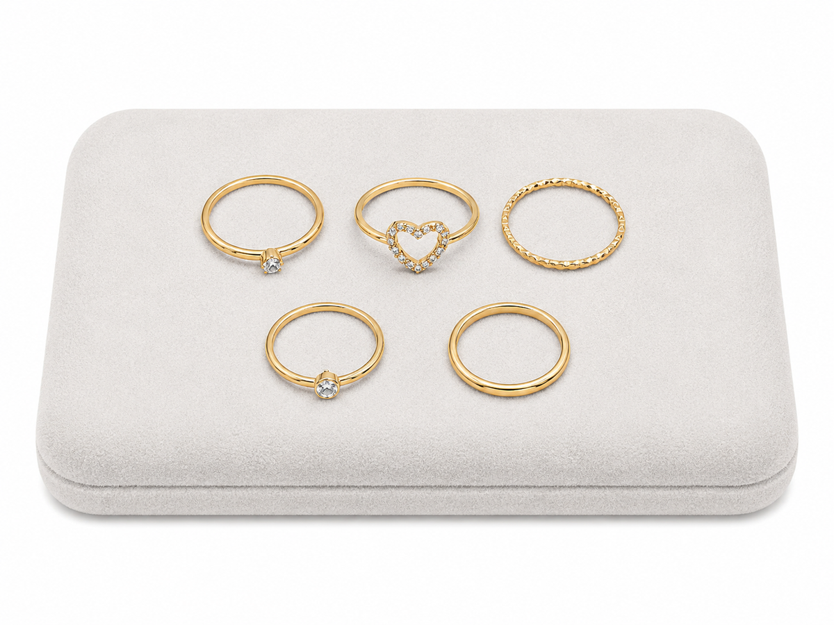 Set de 5 Anillos Dorados con Diseños Variados y Detalles de Piedras Transparentes.