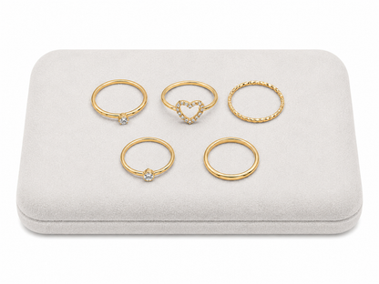 Set de 5 Anillos Dorados con Diseños Variados y Detalles de Piedras Transparentes.