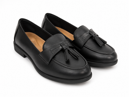 Mocasines negros con borlas decorativas y tacón bajo, talla 7.5.