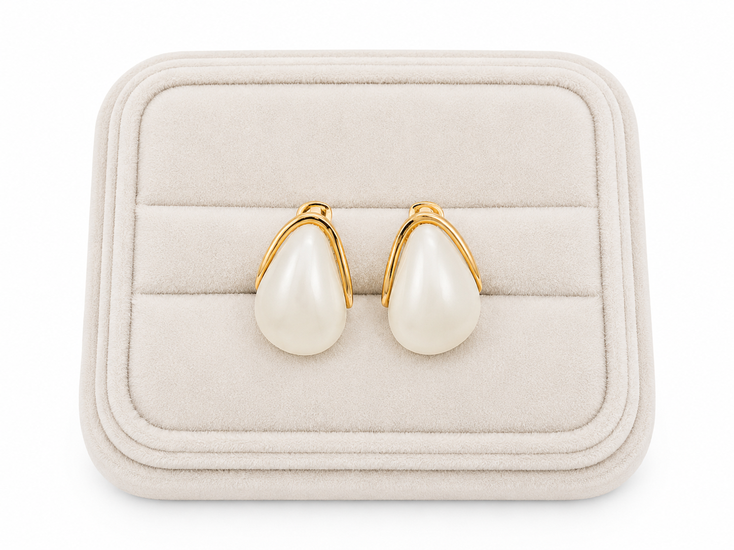 Aretes de Gota Color Blanco con Detalles en Color Dorado.