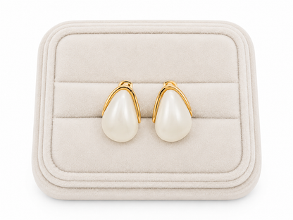 Aretes de Gota Color Blanco con Detalles en Color Dorado.