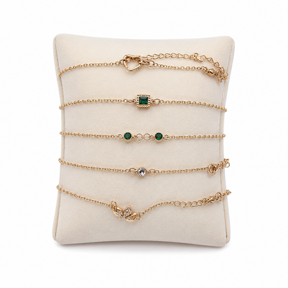 Juego de 5 pulseras de diseño elegante con detalles decorativos en color verde y transparente.
