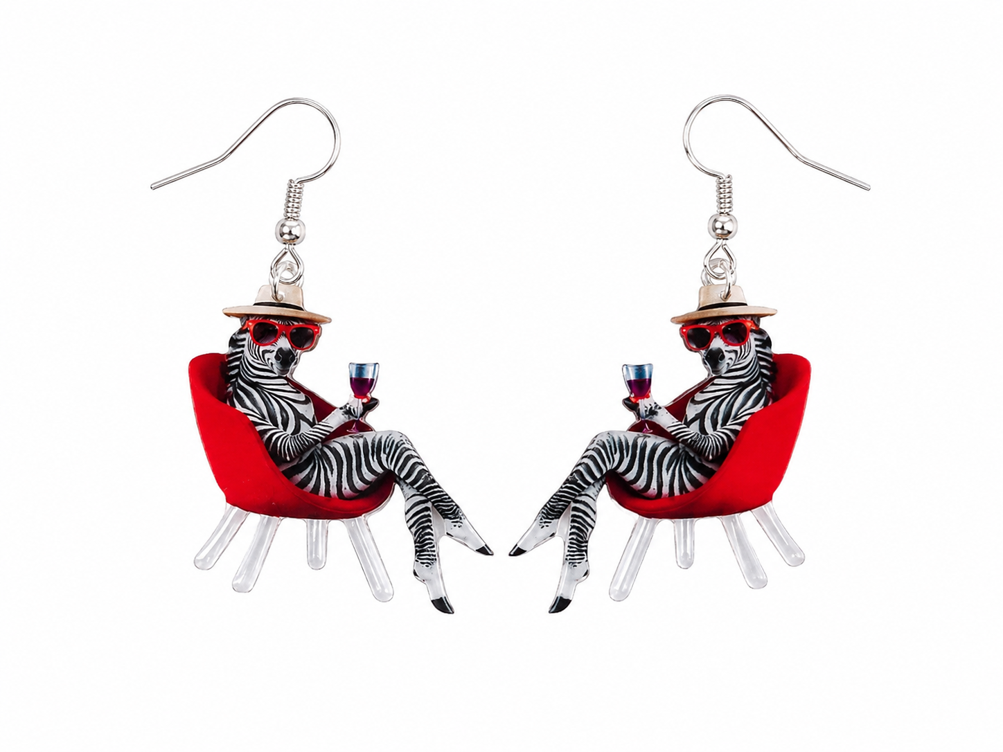 Aretes Colgantes de Cebra en Sillón Rojo con Diseño Divertido.