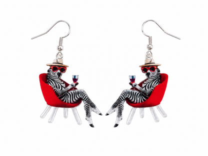 Aretes Colgantes de Cebra en Sillón Rojo con Diseño Divertido.