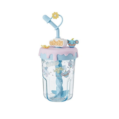 Vaso infantil transparente con pajilla, tapa decorativa y diseño de ratón en tonos azul y rosa.