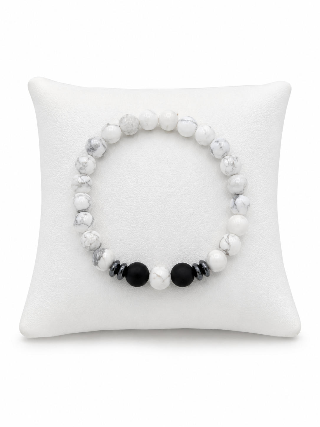Pulsera de Cuentas Blancas con Detalles Negros y Efecto Mármol.