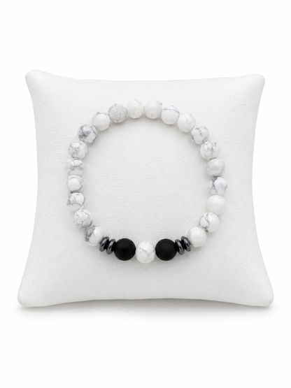 Pulsera de Cuentas Blancas con Detalles Negros y Efecto Mármol.