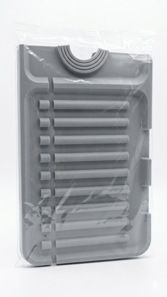 Tapete escurridor de silicona gris diseñado para colocarse alrededor del grifo del fregadero.