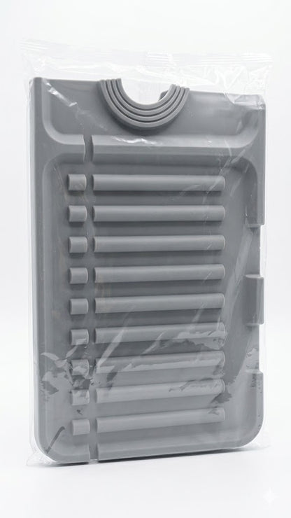Tapete escurridor de silicona gris diseñado para colocarse alrededor del grifo del fregadero.