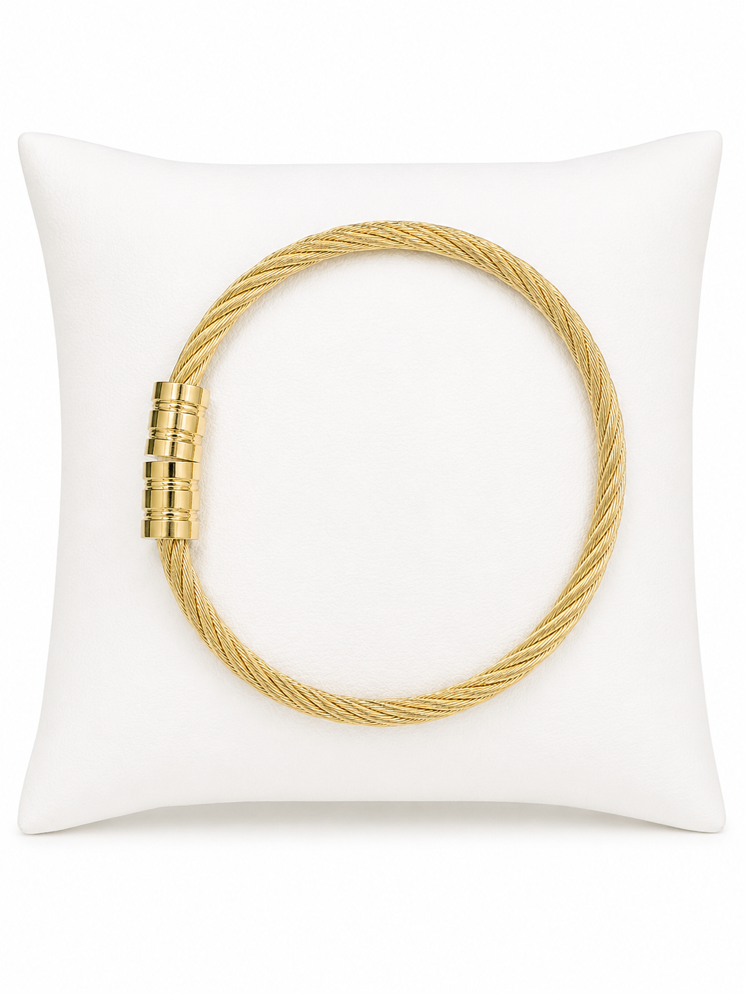 Pulsera de cable trenzado color dorado con cierre magnético.