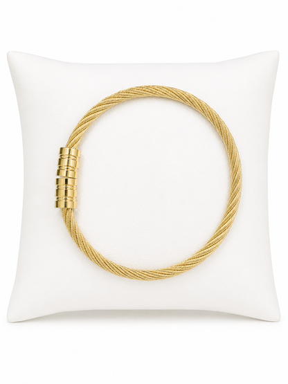 Pulsera de cable trenzado color dorado con cierre magnético.