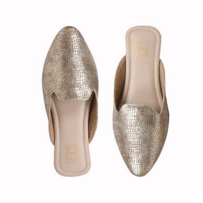 Mules para mujer con acabado dorado texturizado y punta cerrada, talla 38.