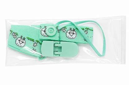 Sujetador para chupón de bebé color verde menta con clip de seguridad y diseño de ovejas.