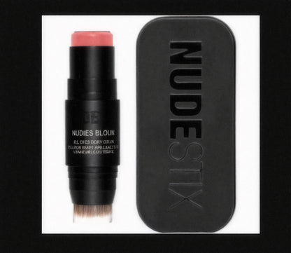 Rubor en crema Nudies Bloom All Over Dewy Color en el tono Cherry Blossom Babe.