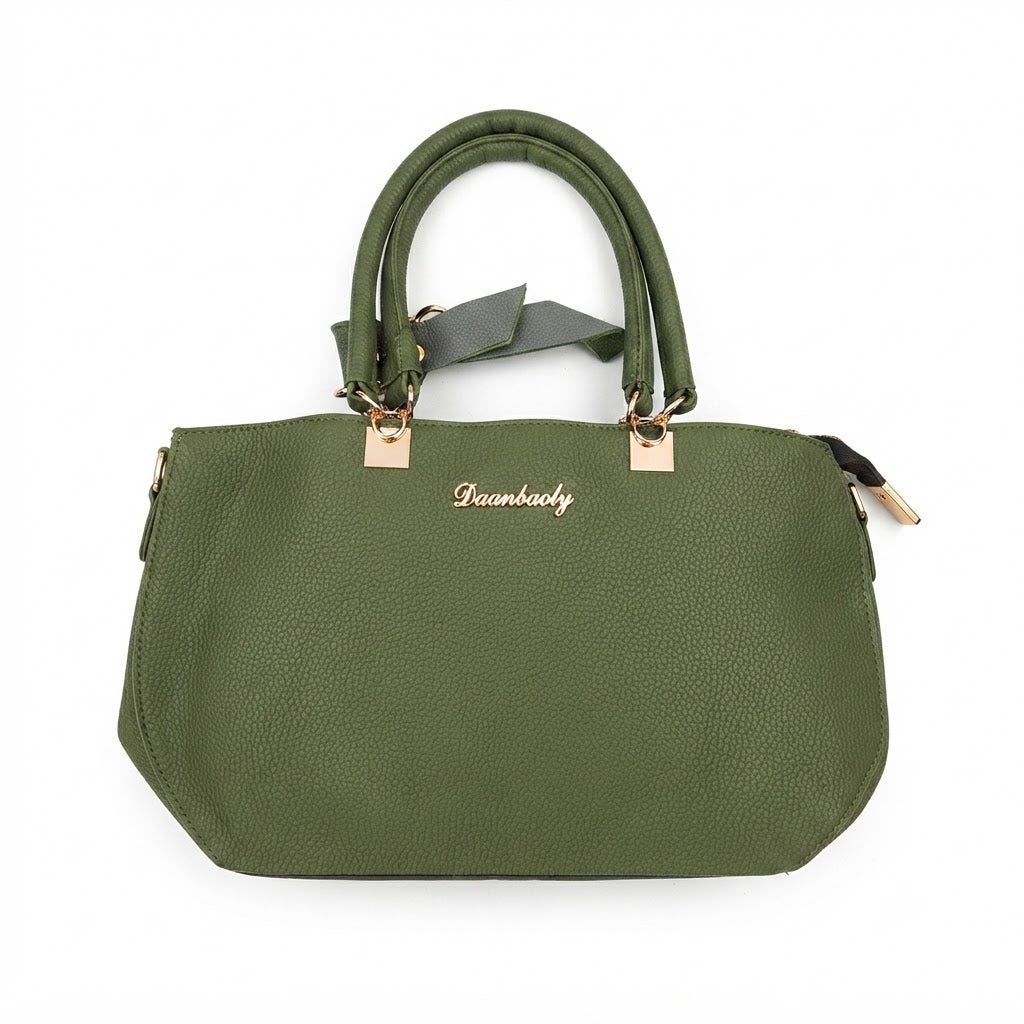 Bolso verde que cuenta con detalles metálicos dorados.