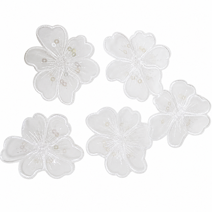Set de 5 Apliques Florales Blancos Bordados con Lentejuelas Decorativas.