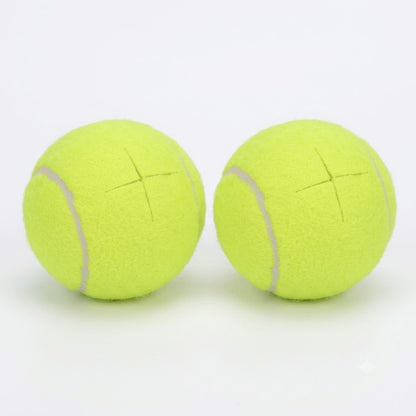 Pack de 2 pelotas de tenis presentan cortes especiales en forma de estrella, diseñados comúnmente para proteger suelos de madera o reducir el ruido al colocarse en las patas de andadores o sillas.