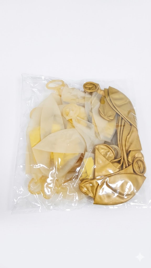 kit que incluye  globos de látex en tonos dorado metálico y blanco mate o crema.