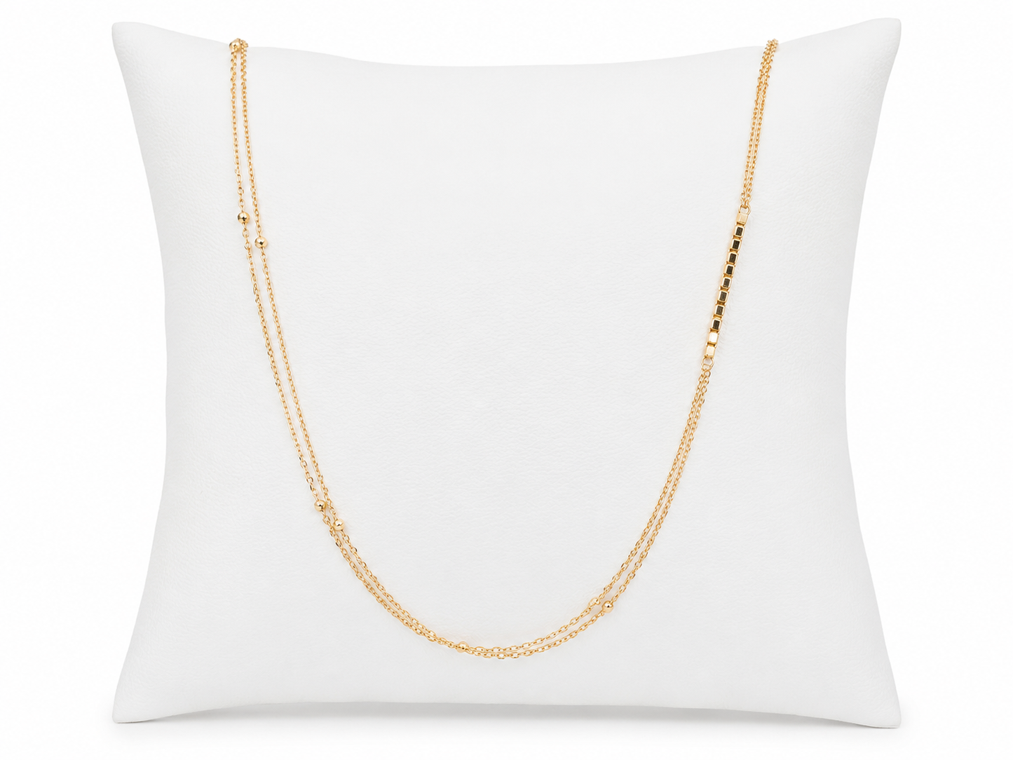 Collar Multicapa Dorado para Mujer con Cadenas Delgadas y Detalles Geométricos Ajustable.