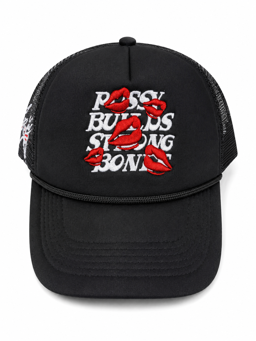 Gorra Trucker Negra con Bordado de Labios Rojos, Letras Blancas, Malla Transpirable y Visera Curva Ajustable.