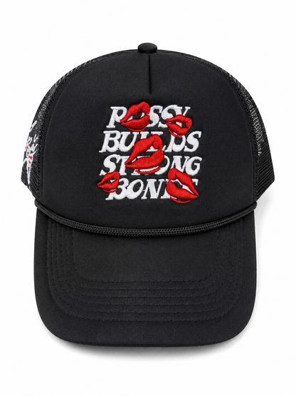 Gorra Trucker Negra con Bordado de Labios Rojos, Letras Blancas, Malla Transpirable y Visera Curva Ajustable.
