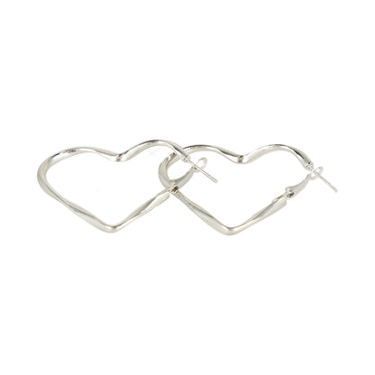 pendientes de aro con un diseño irregular y retorcido en forma de corazón