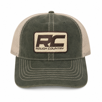 Gorra Estilo Trucker Verde Oliva con Paneles de Malla Beige y Parche Bordado Frontal.