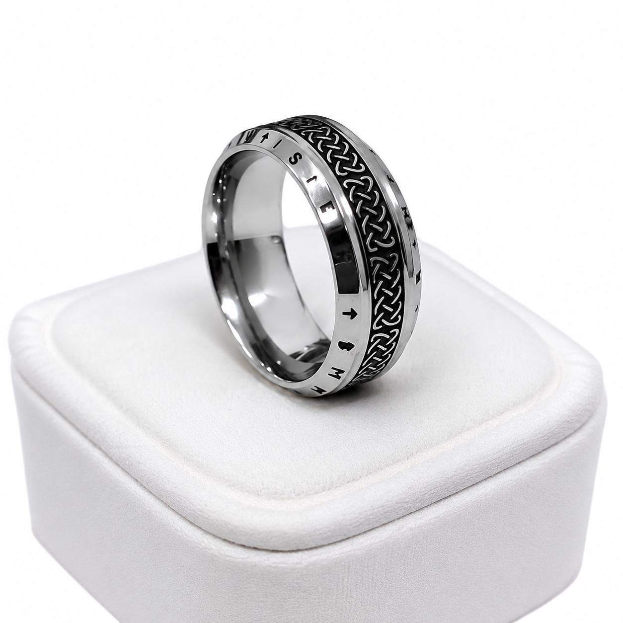 Anillo Plateado con Diseño Trenzado Negro y Grabados Decorativos, Talla 9.