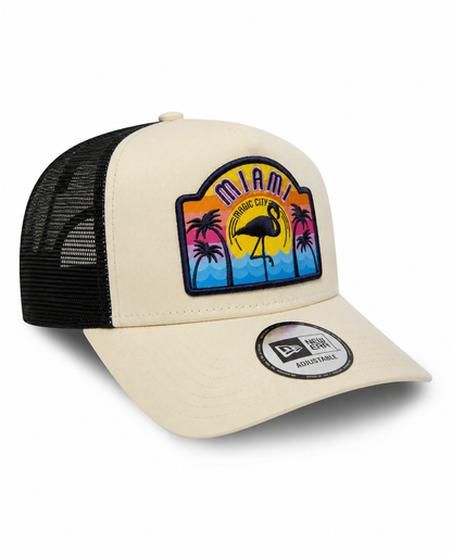 Gorra trucker beige con malla negra y parche bordado de Miami con flamenco.