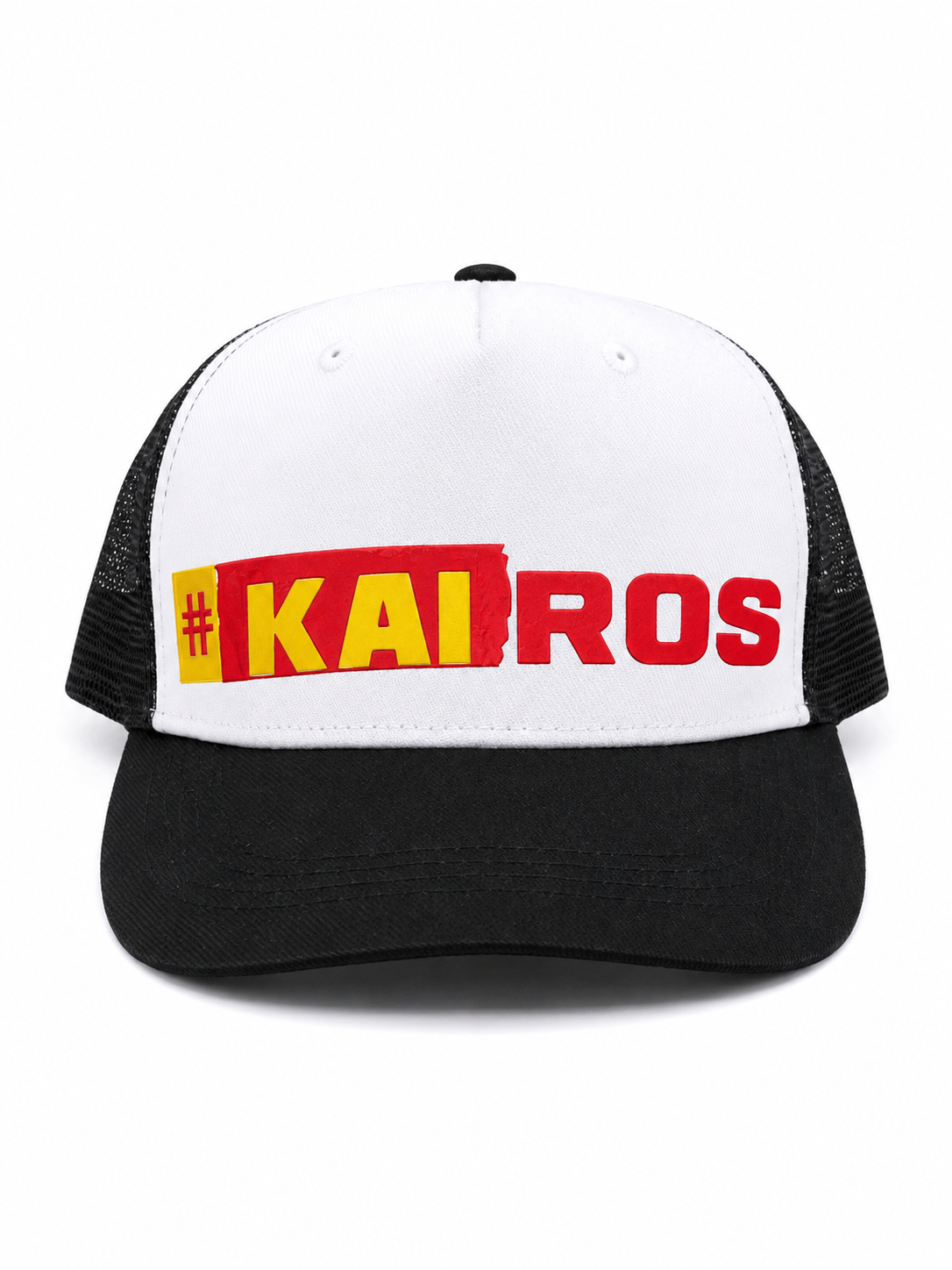 Gorra Trucker Ajustable Blanco y Negro con Diseño Frontal Impreso.