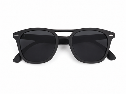 Gafas de sol unisex con montura negra y lentes oscuros.