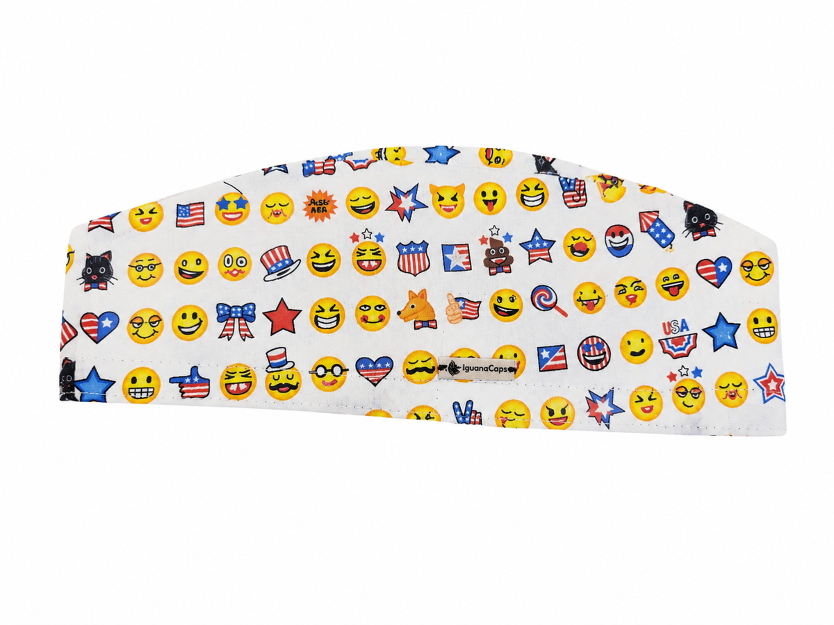 Gorro quirúrgico blanco con estampado de emojis y diseños patrióticos.