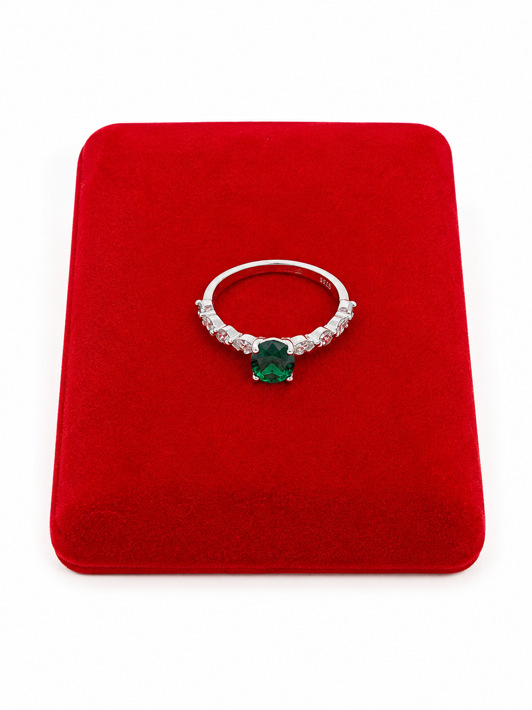 Anillo Elegante con Piedra Verde y Detalles de Cristal.