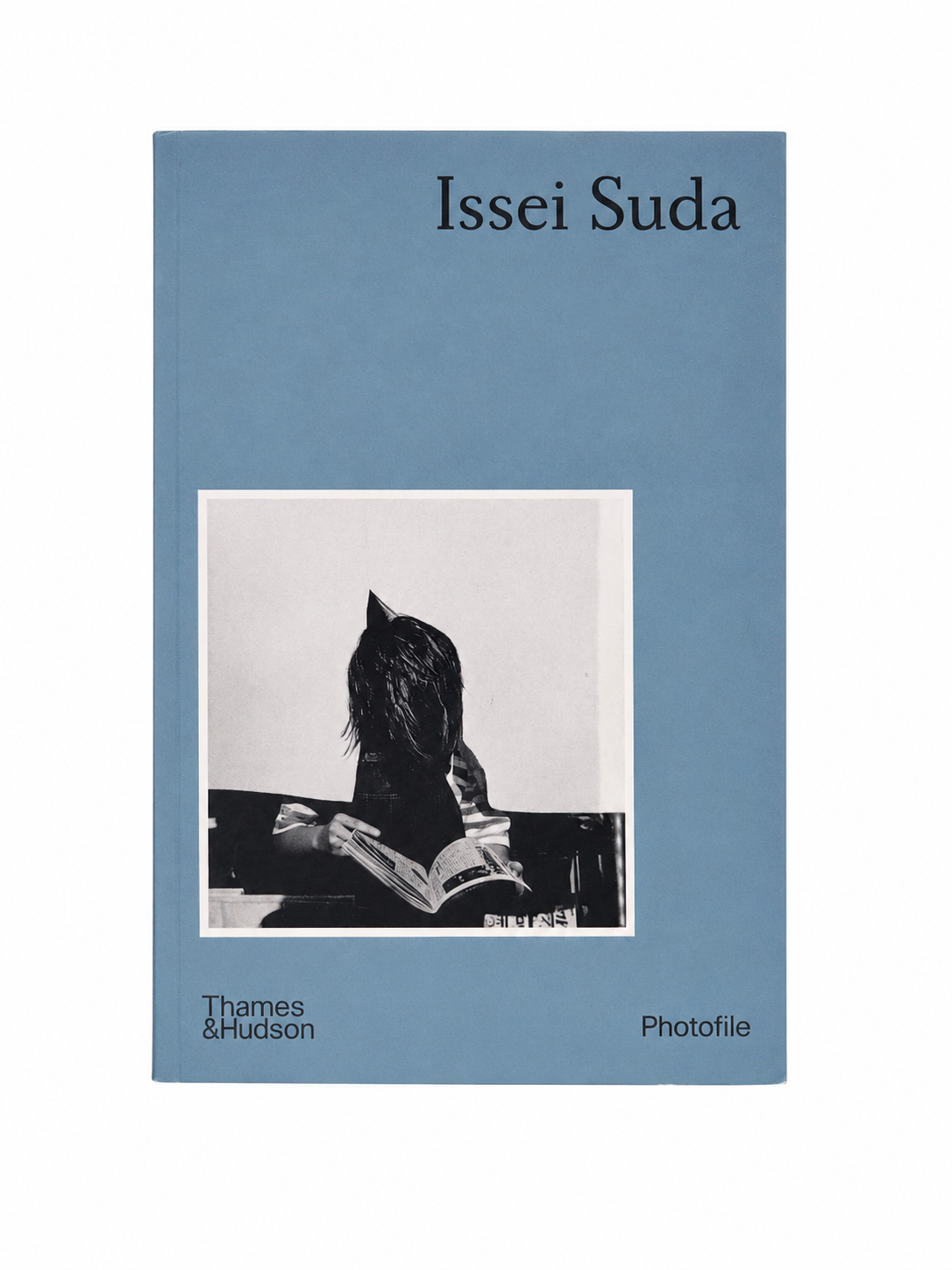 Libro de fotografía documental de tapa blanda con imágenes en blanco y negro.