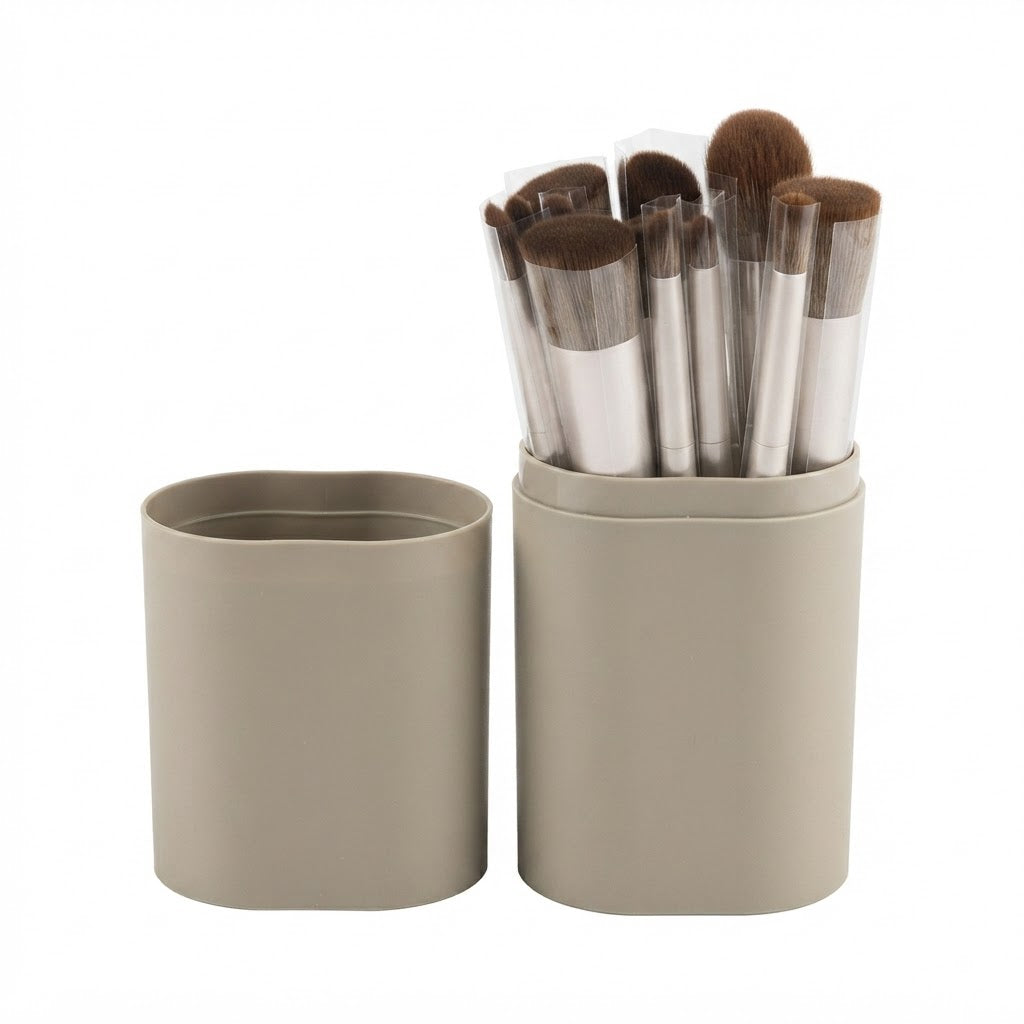 Pack de 18  brochas de maquillaje en estuche rígido.